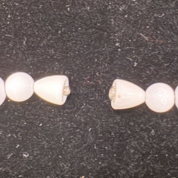 VTG Avon White Lucite Twist Bead Choker Style Necklace with Matching Earrings - Picture 6 of 6